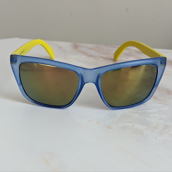 Carter's kids sunglasses 😎🕶️ - Picture 7 of 8